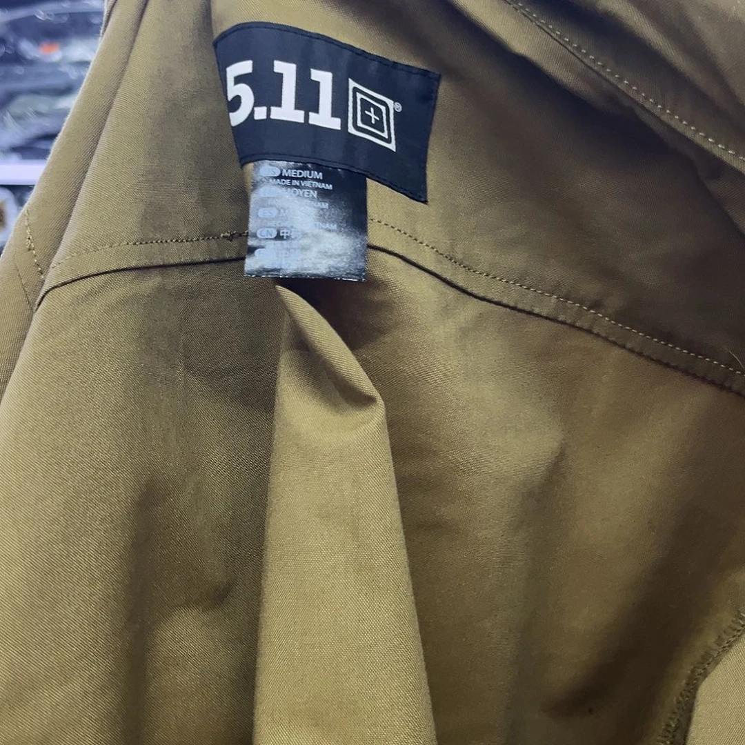 岛***着78036一件棕色外套m65