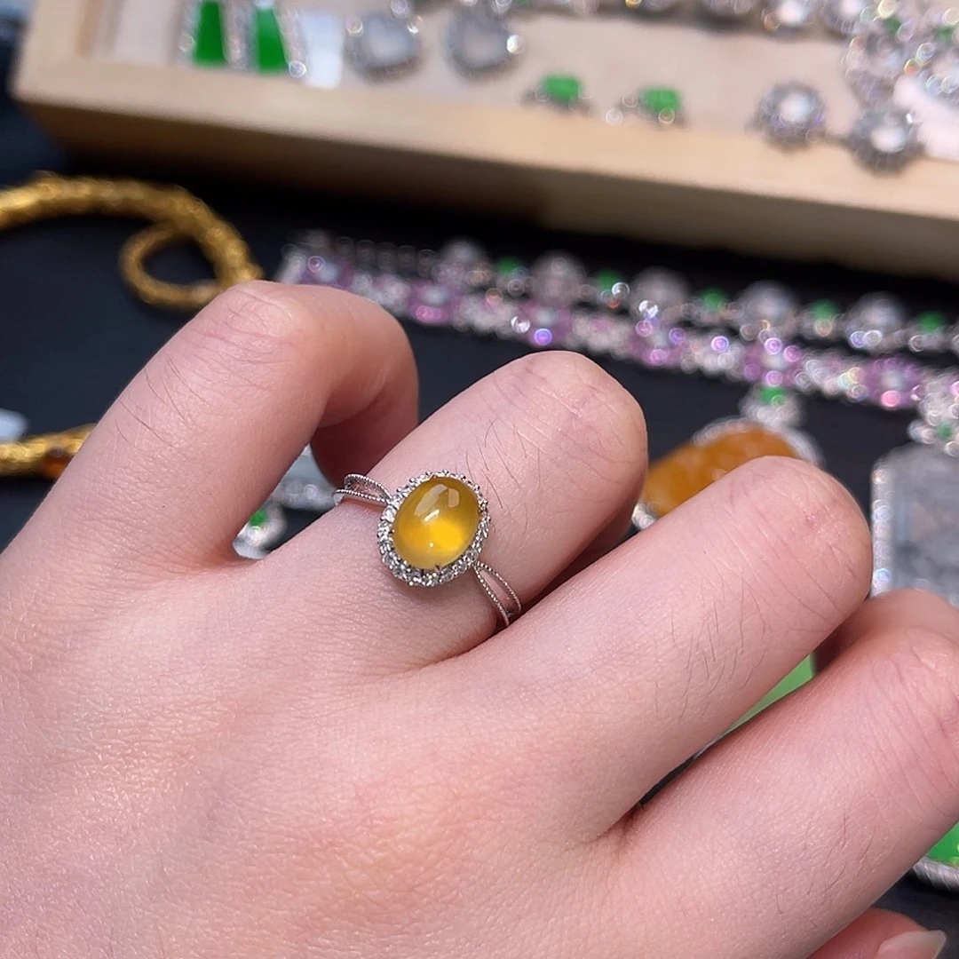 翡翠18K金镶嵌戒指蛋面