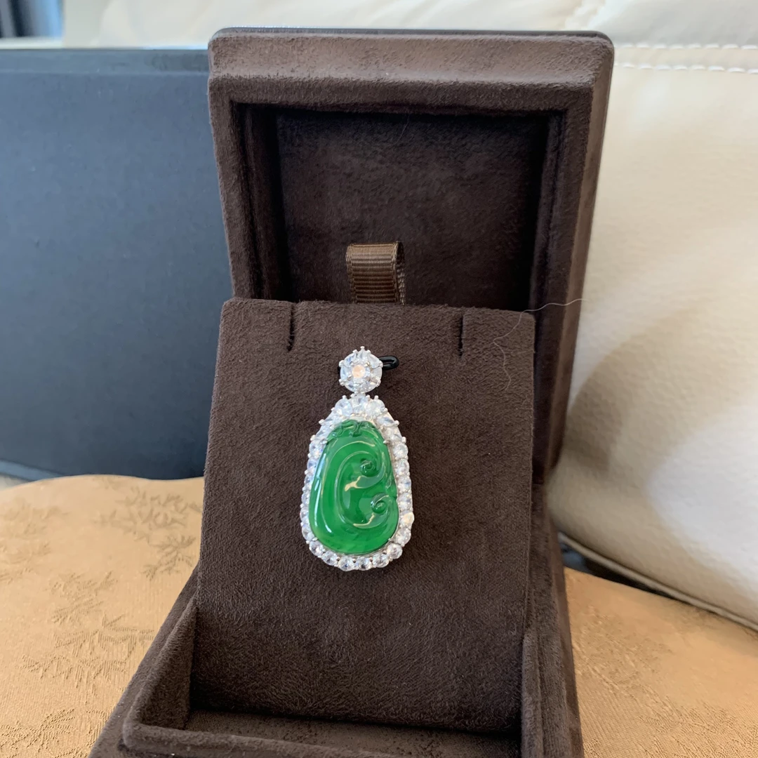 天然A货阳绿镶嵌如意翡翠吊坠