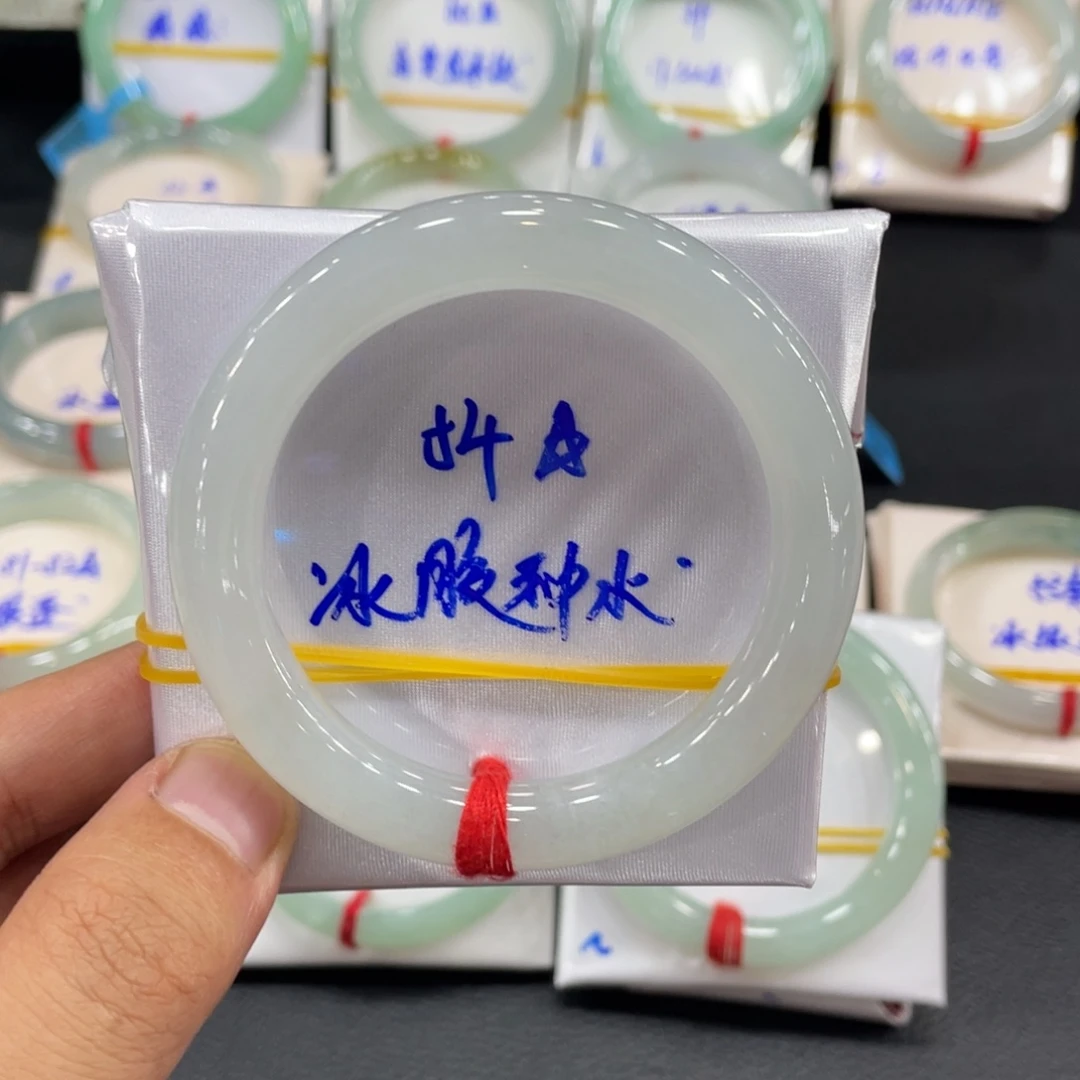 翡翠手镯未镶嵌天然翡翠