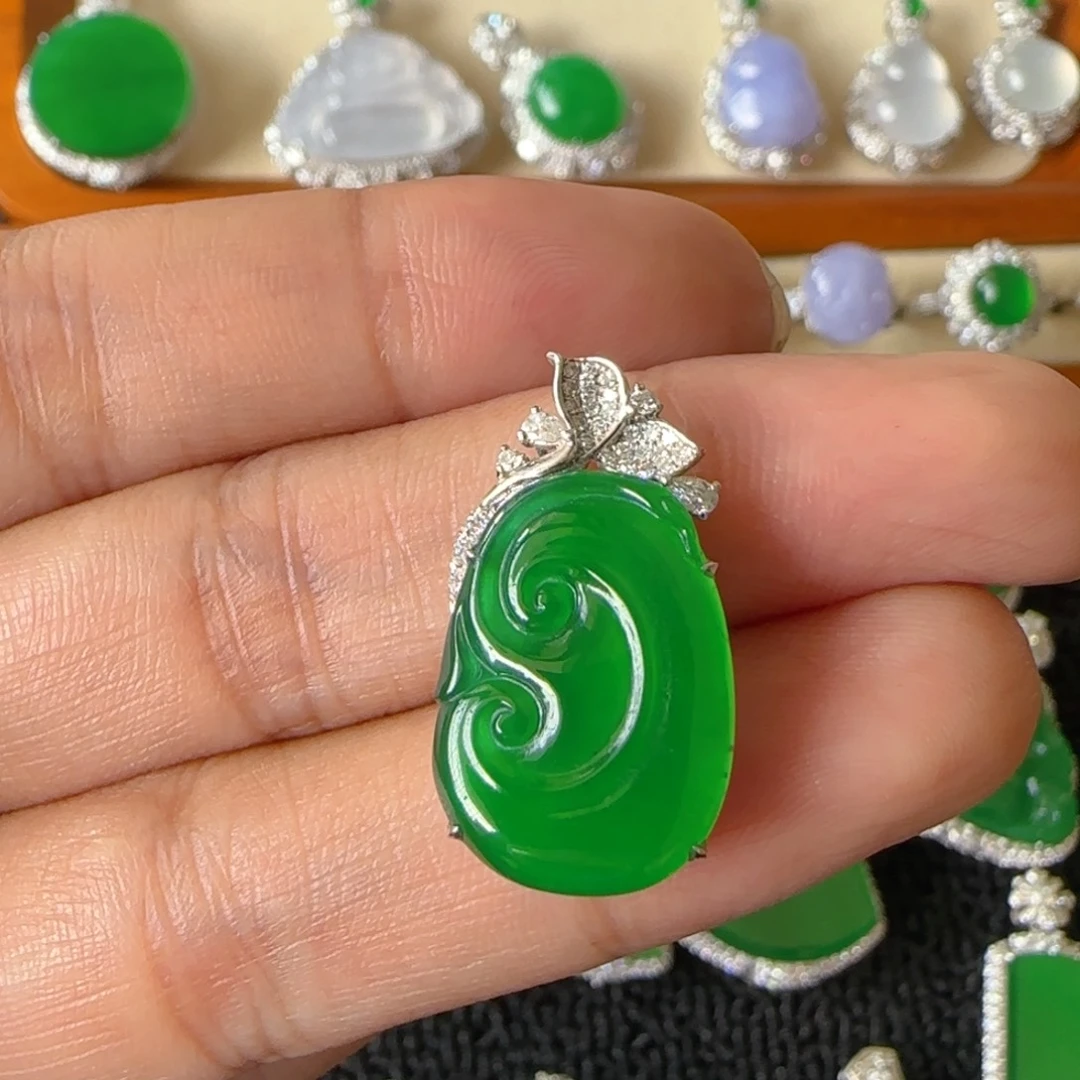 恩***恩翡翠18K金镶嵌颈饰吊坠
