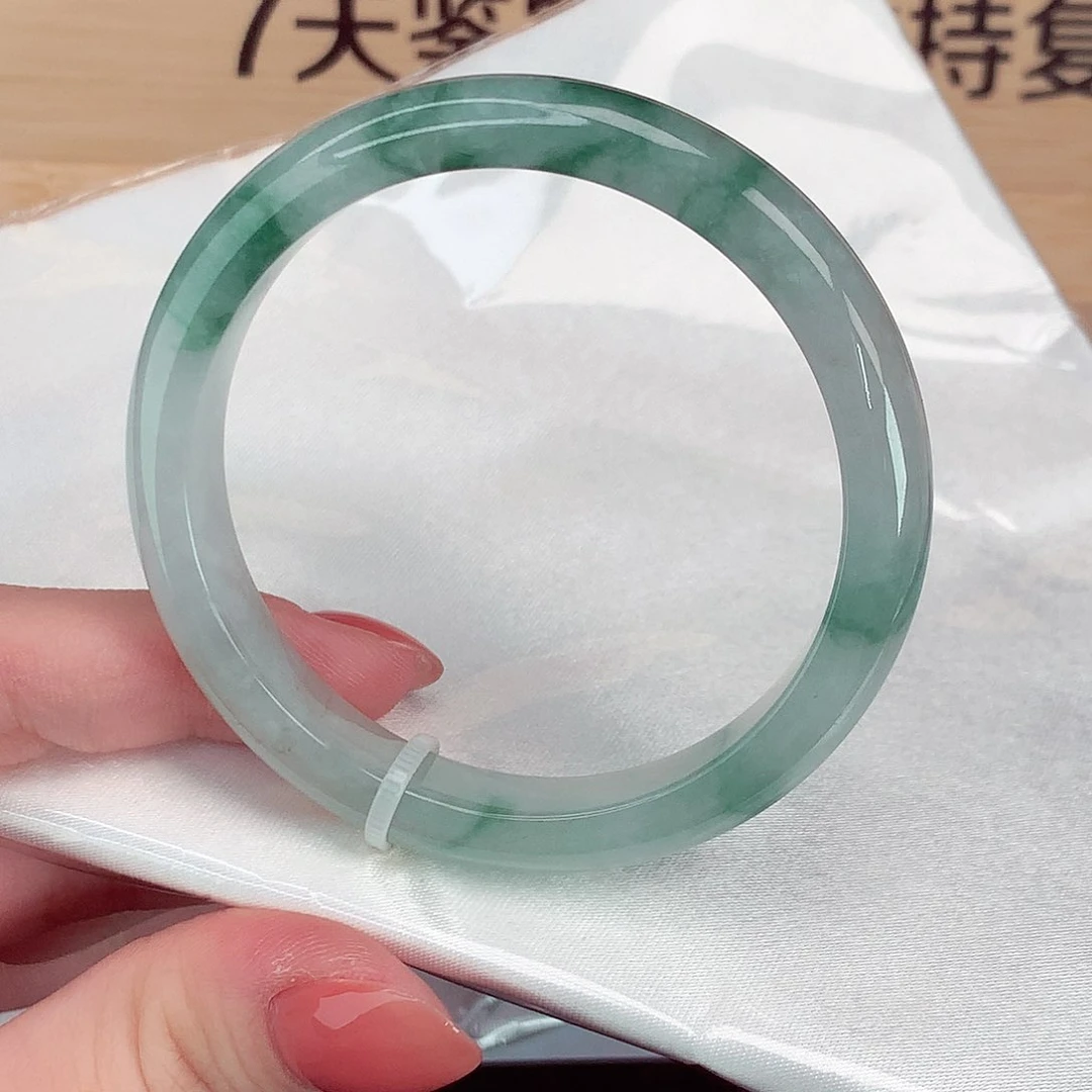 翡翠手镯未镶嵌翡翠