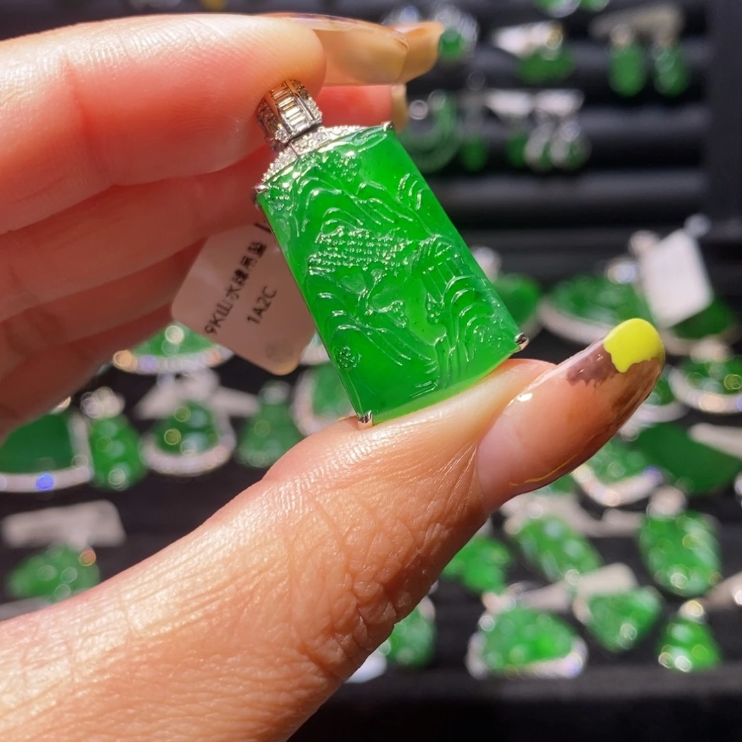 翡翠颈饰9K金镶嵌山水牌吊坠