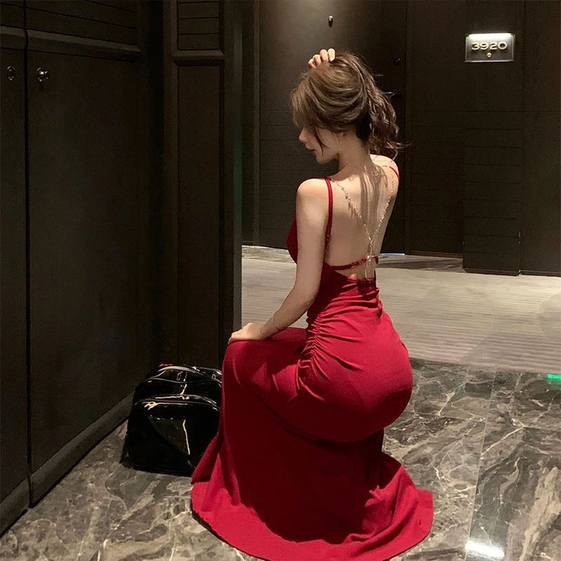 夏季新款法式绝美红色吊带连衣礼服气质高级感性感后背沙滩度假裙