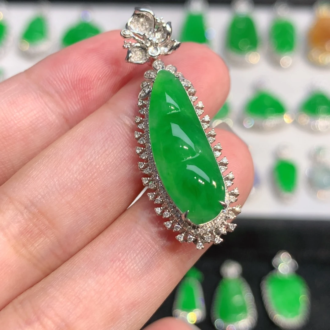 颈饰18K金镶嵌翡翠吊坠