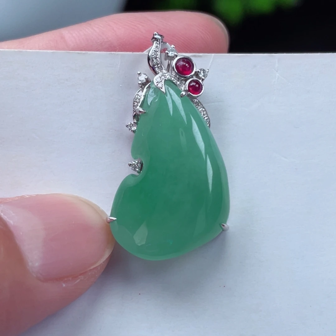 颈饰18K金镶嵌翡翠爱心