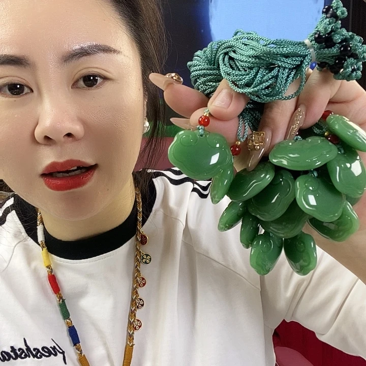 透闪石质玉未镶嵌挂件
