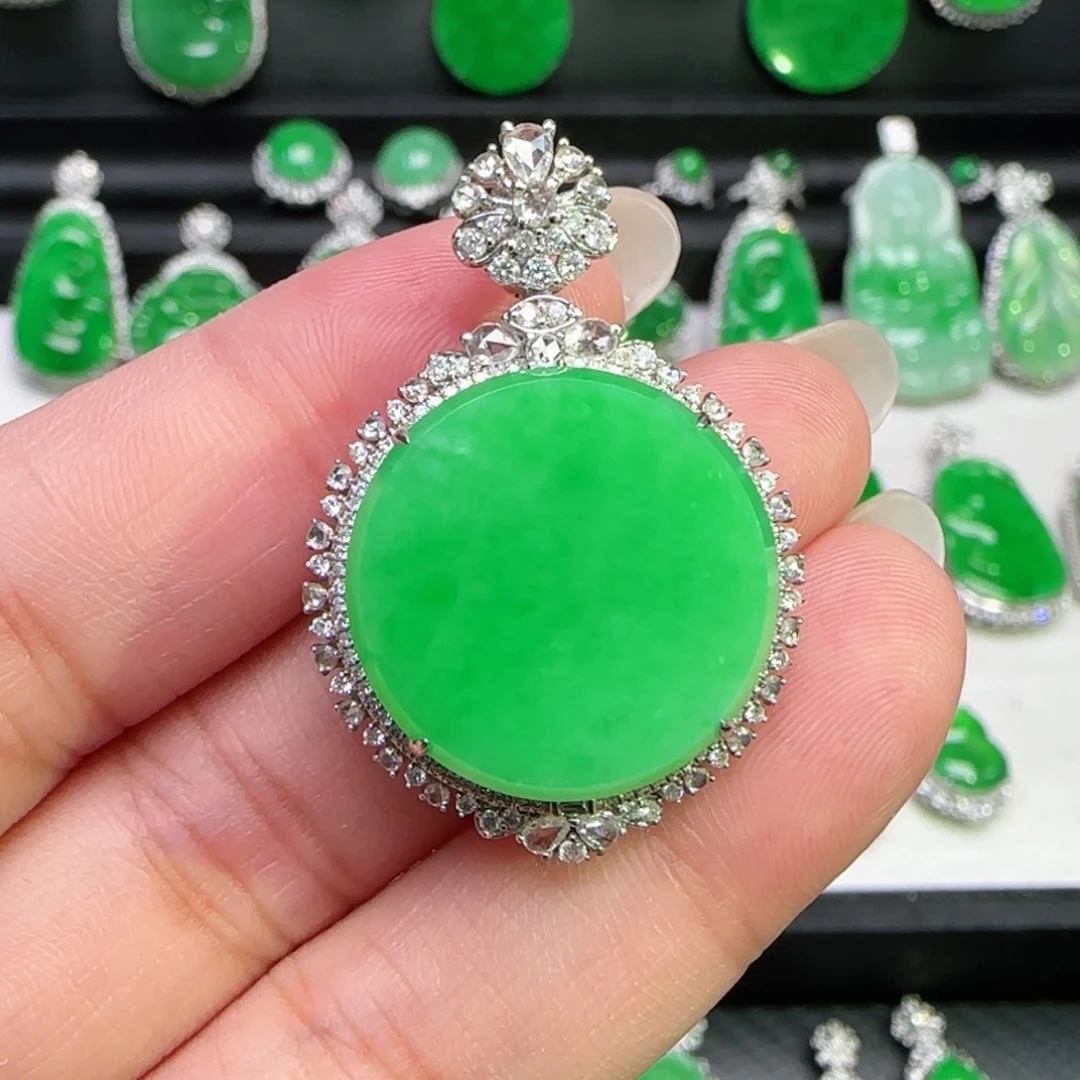 翡翠18K金镶嵌颈饰吊坠