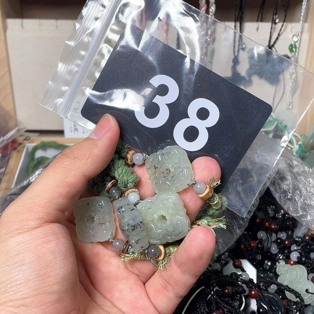 蛇纹石玉颈饰合金