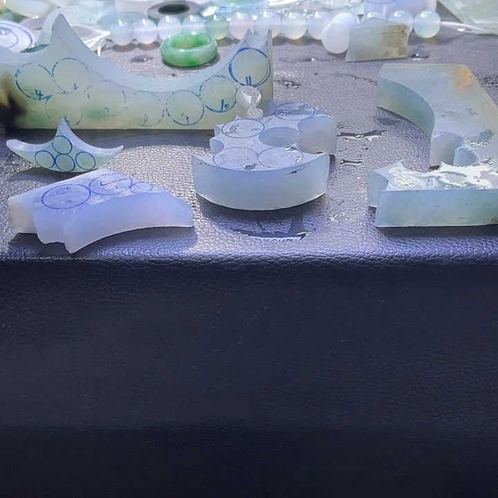 定制翡翠未镶嵌风**了翡翠