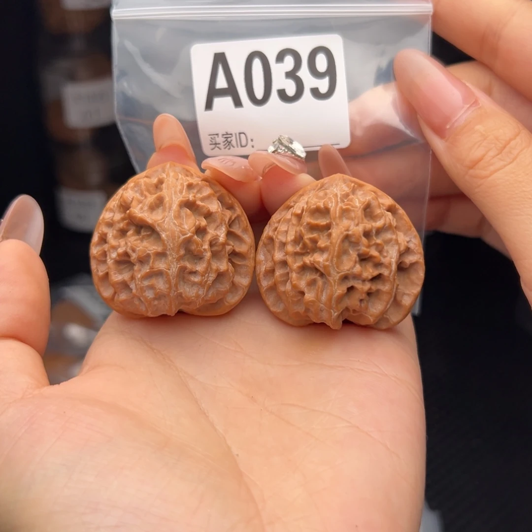 彭***彭吊坠文玩核桃苹果