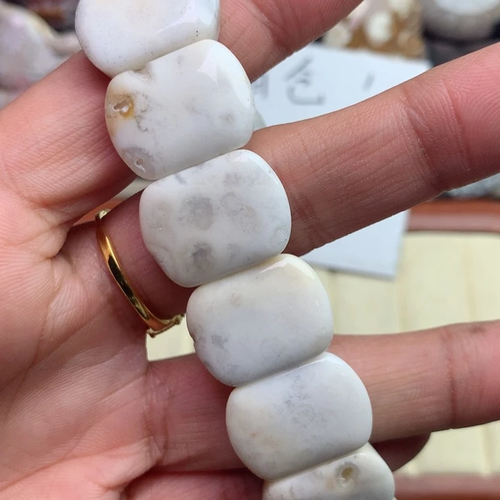 硅化珊瑚（珊瑚玉）颈饰未镶嵌