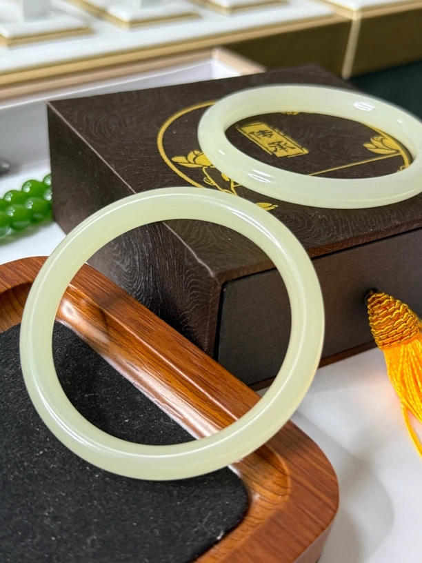 和田玉晴水细圆条8mm手镯多样性发其一