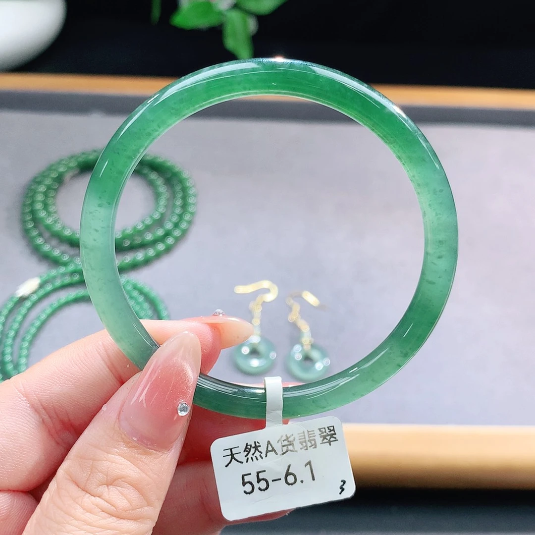 未镶嵌手镯（圆镯）翡翠