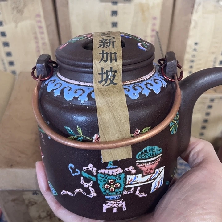 紫砂茶壶原矿泥料手工制作的一把紫砂壶。