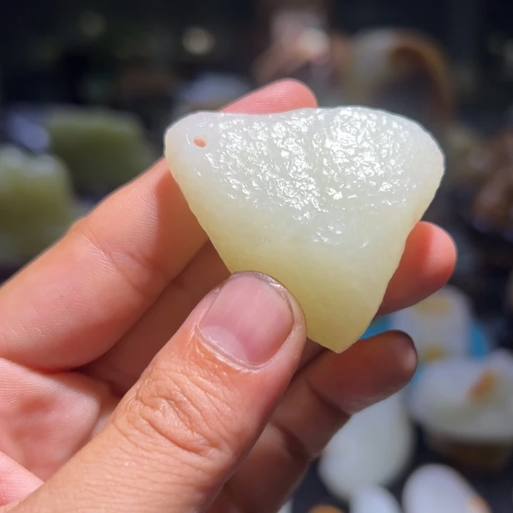 未镶嵌和田玉（墨玉）车挂