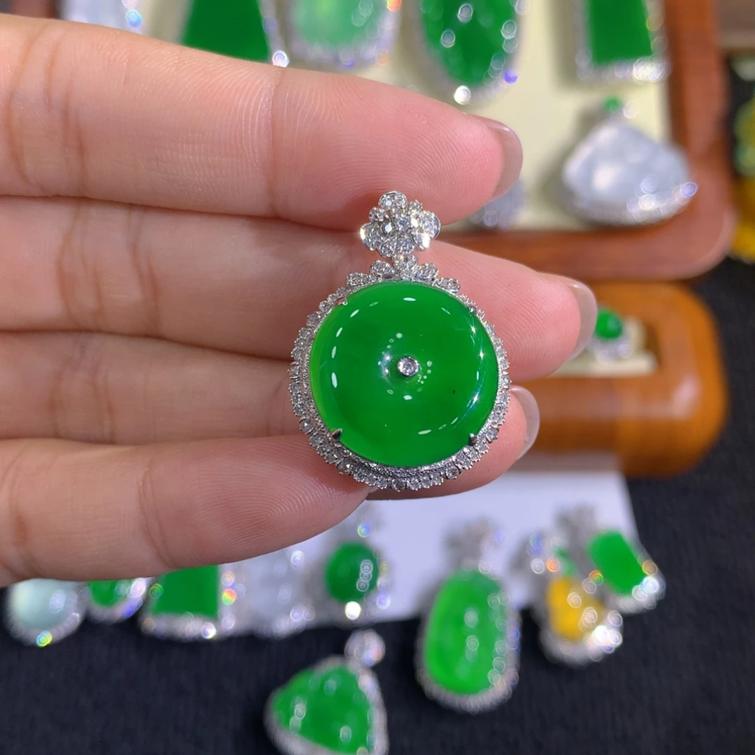 翡翠18K金镶嵌颈饰