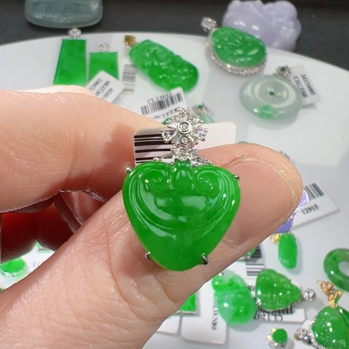 颈饰18K金镶嵌翡翠兔*