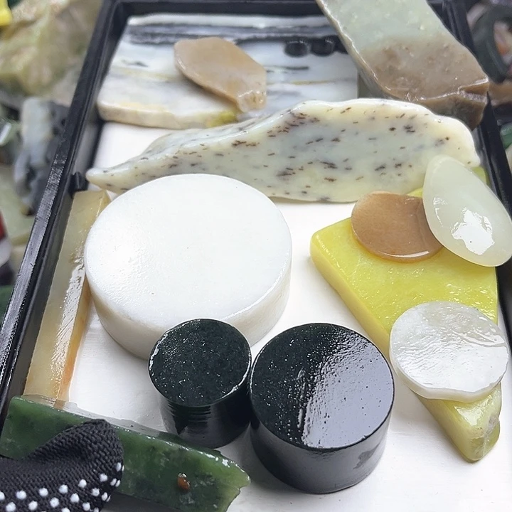 和田玉（糖玉）和田玉边角料9K金镶嵌土***肉