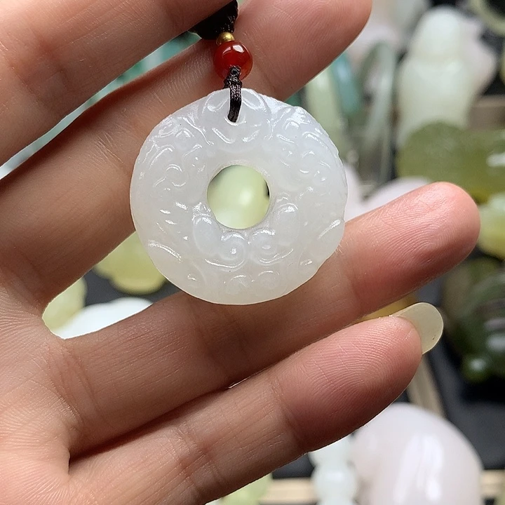 颈饰未镶嵌石英质玉
