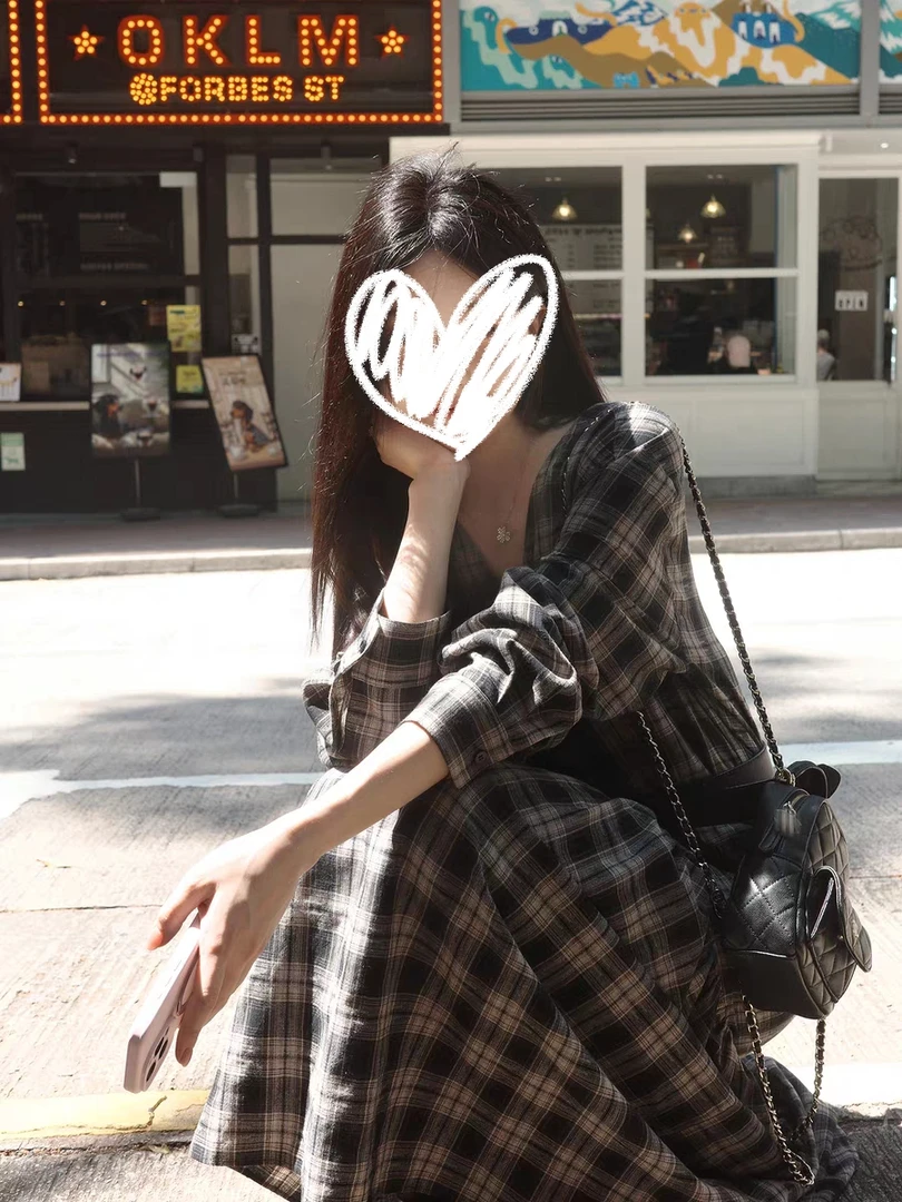 甜粿妹妹复古抽褶设计感V领格子宽松连衣裙女秋艺术感格纹度假