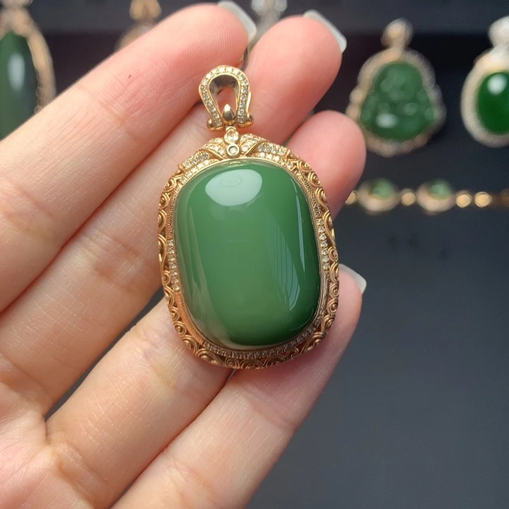 和田玉18K金镶嵌颈饰