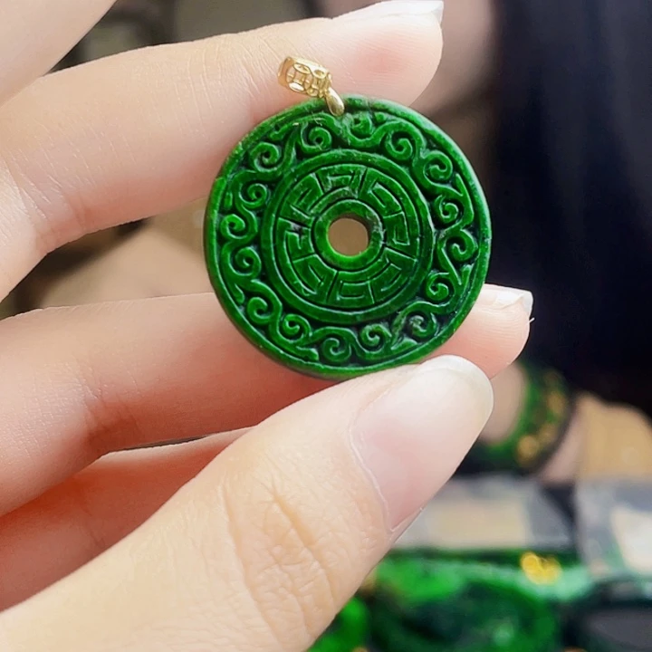 翡翠18K金镶嵌颈饰多样性
