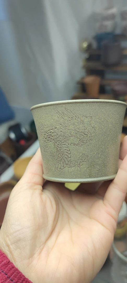 宜兴紫砂蟹壳青泥料马蹄主人杯全手工刻绘青龙容量160cc