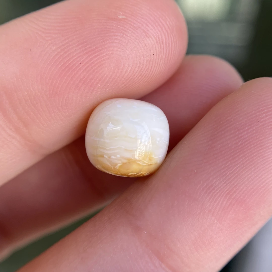 蜜蜡小白蜡沁色老型配饰9.8×9.0mm，带一个小圈圈，无优化保天然