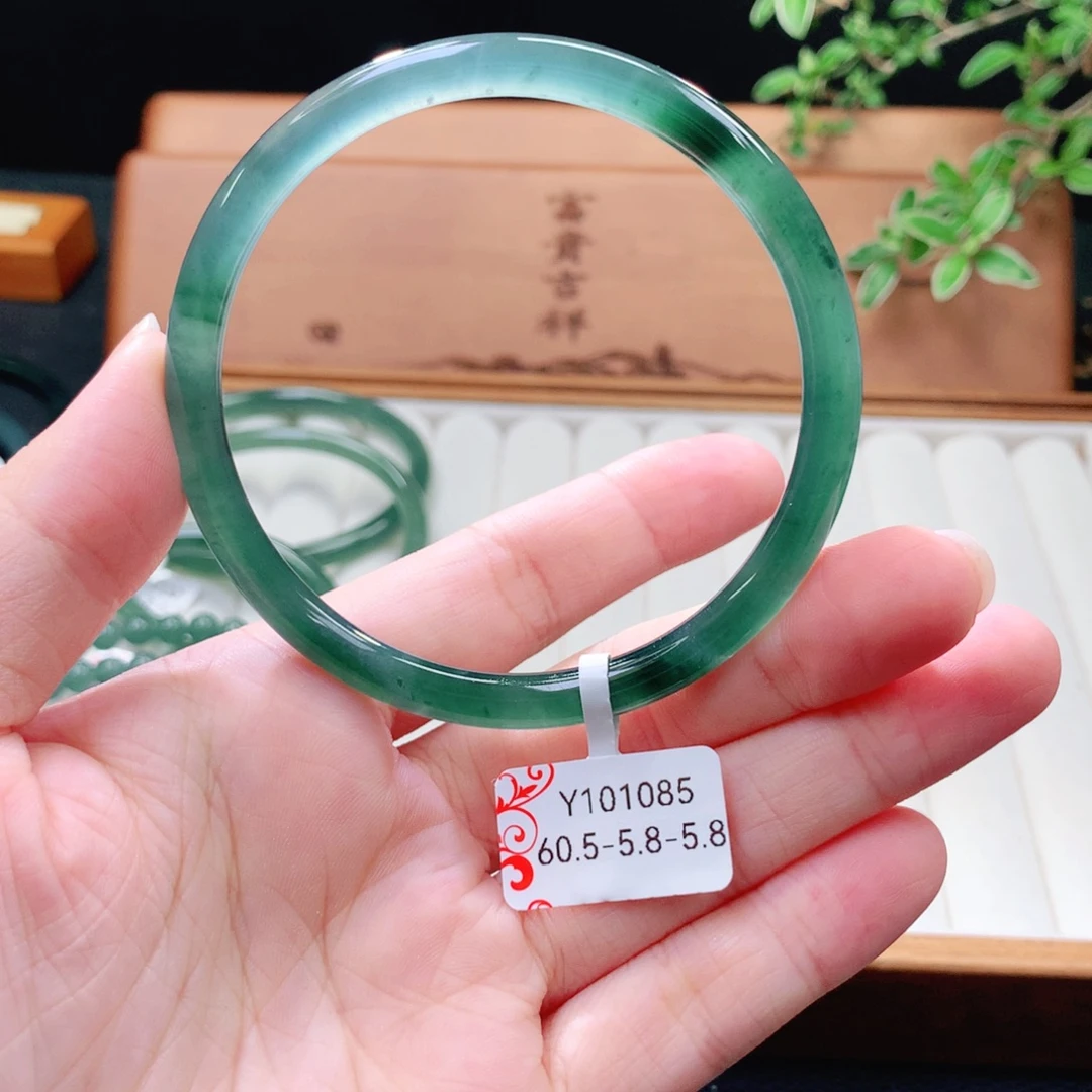 翡翠未镶嵌手镯（圆镯）