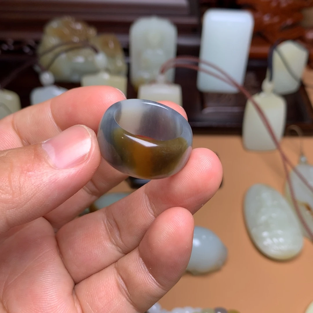 和田玉颈饰未镶嵌树**姐