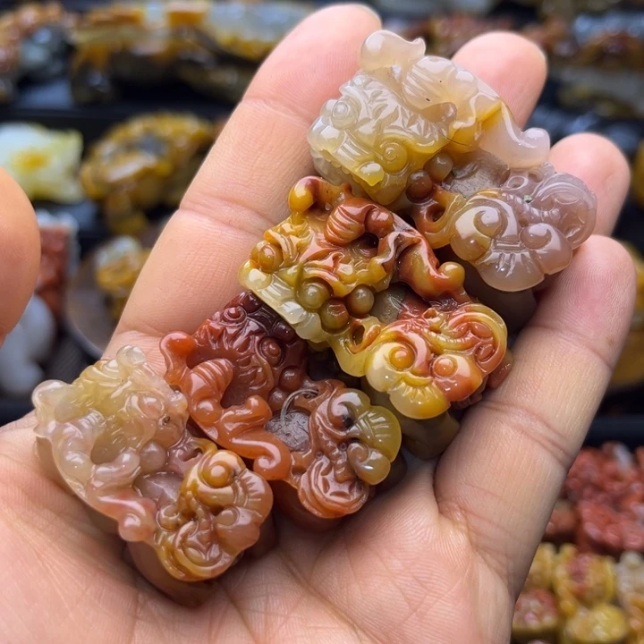 石英质玉（黄龙玉）未镶嵌颈饰