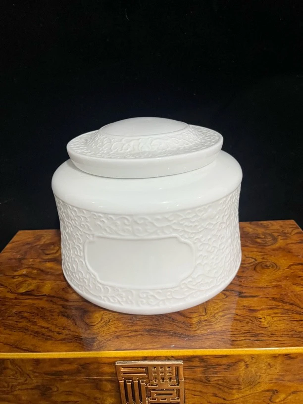 当代 临时链接·大号缠枝莲白瓷茶叶罐一个