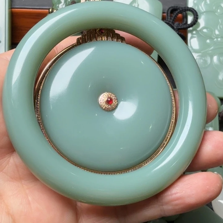 海***成和田玉未镶嵌颈饰