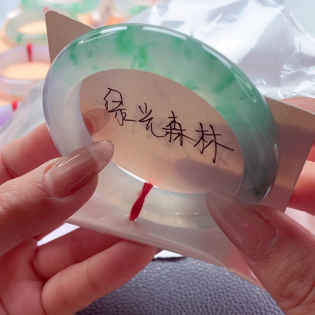 翡翠未镶嵌手镯师妹54.5绝美冰绿花零毛孔