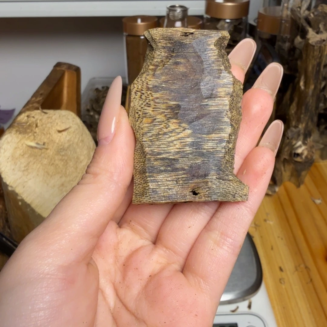 沉香蓝宝石颗粒8.8克