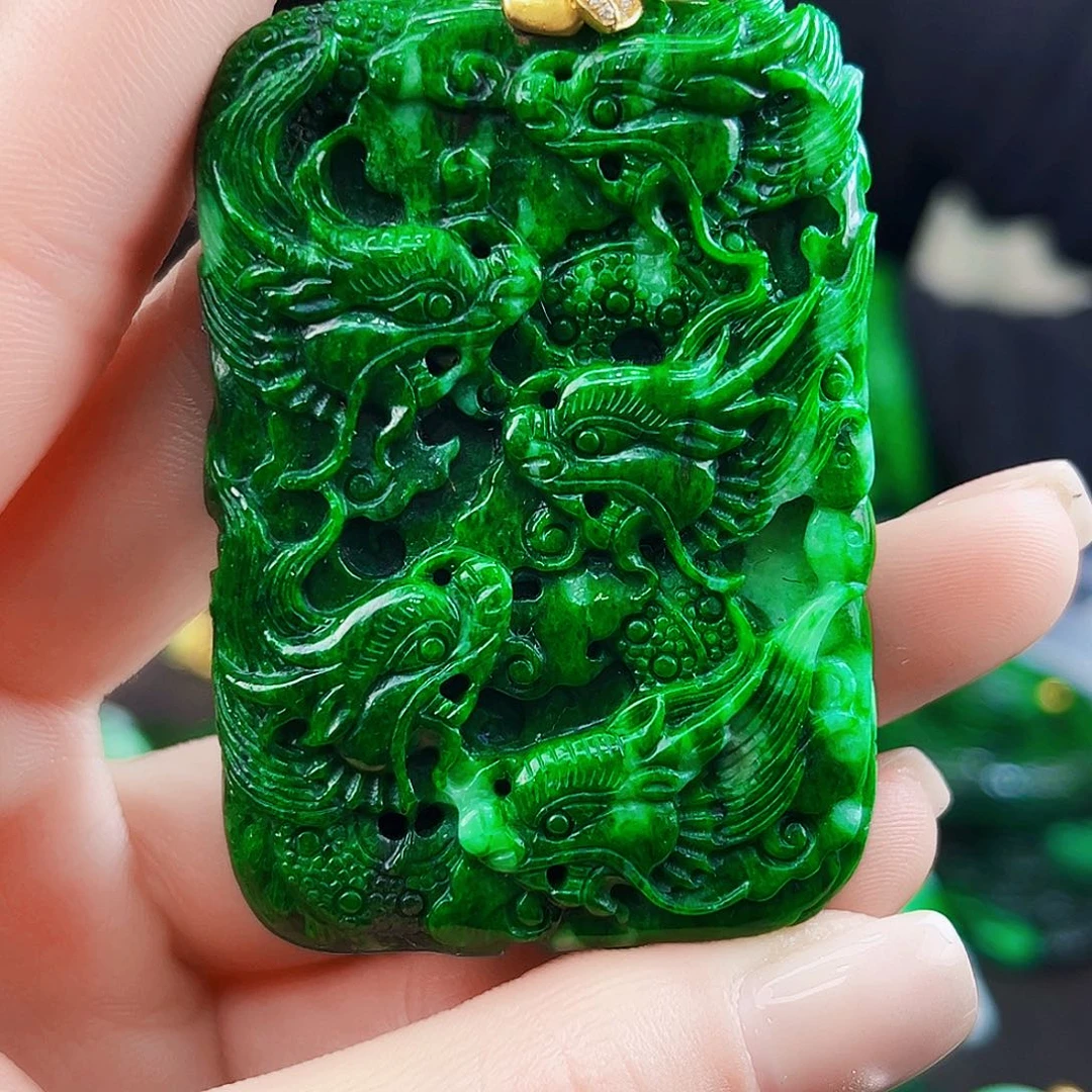 颈饰18K金镶嵌翡翠多样性