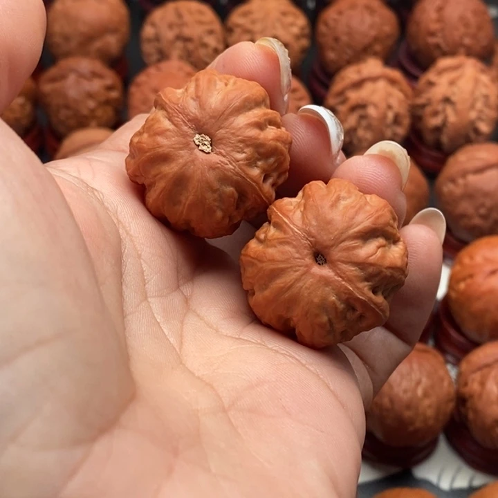 K***、核桃精品文玩核桃手捻玉石方樽