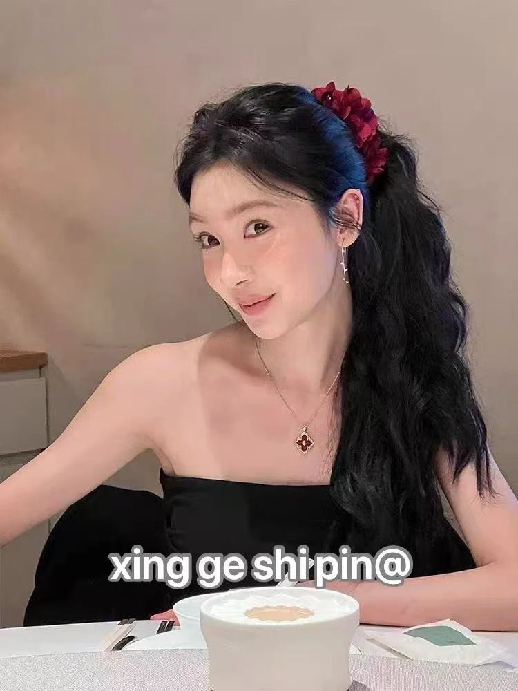 E222高货梦玲同款红花香蕉夹