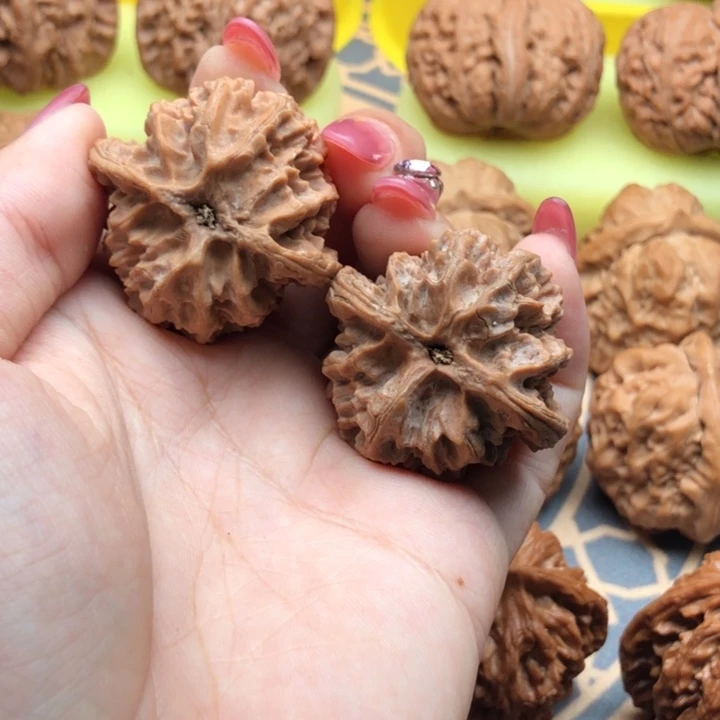 我***在文玩核桃吊坠36苹果