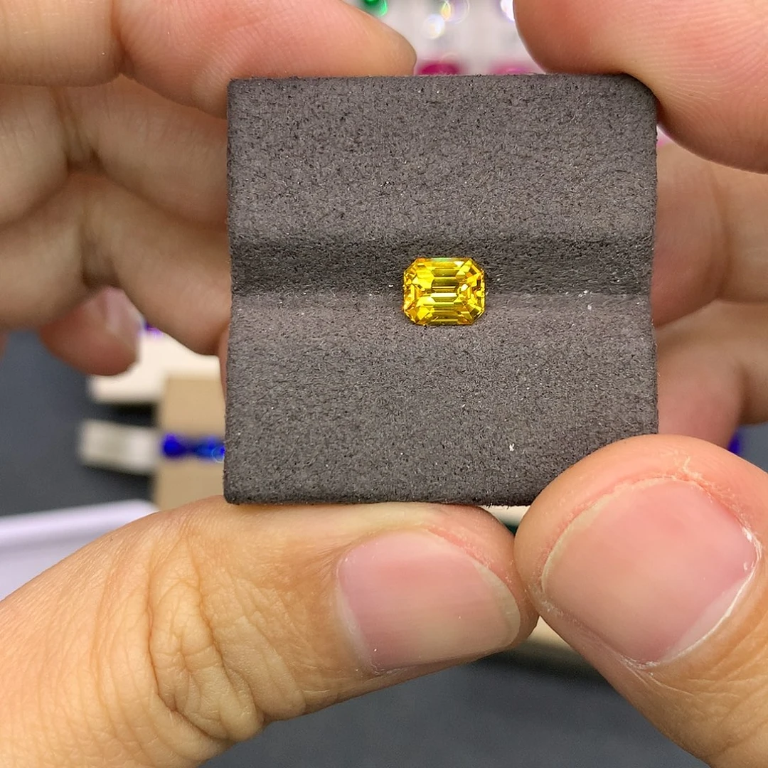 彩色蓝宝石裸石1.06克拉祖切全净黄蓝宝