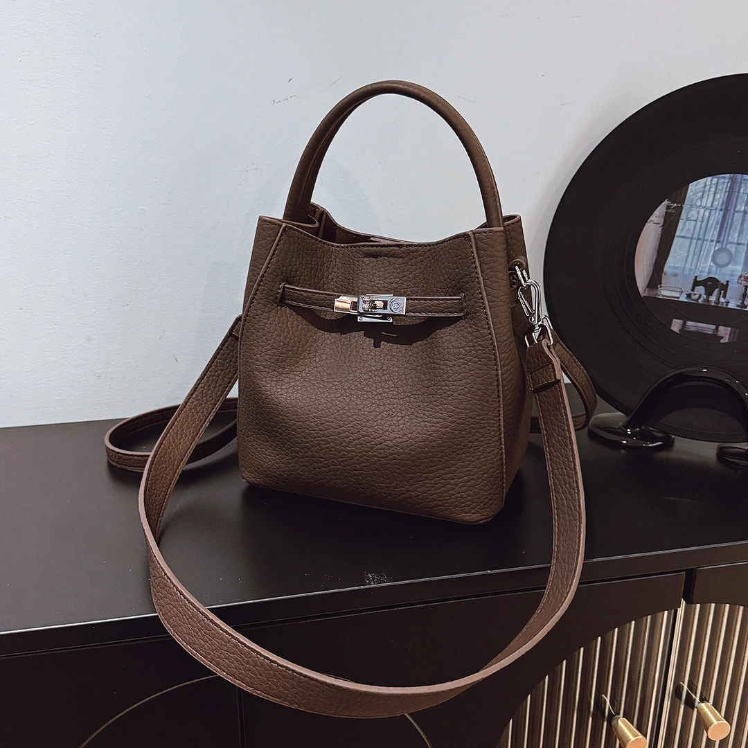 2025新款时尚百搭单肩包斜挎包高级感小众设计手提包水桶包菜篮子