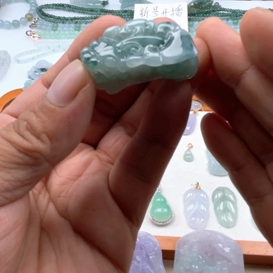 翡翠未镶嵌颈饰翡翠口含金珠冰飘花貔貅