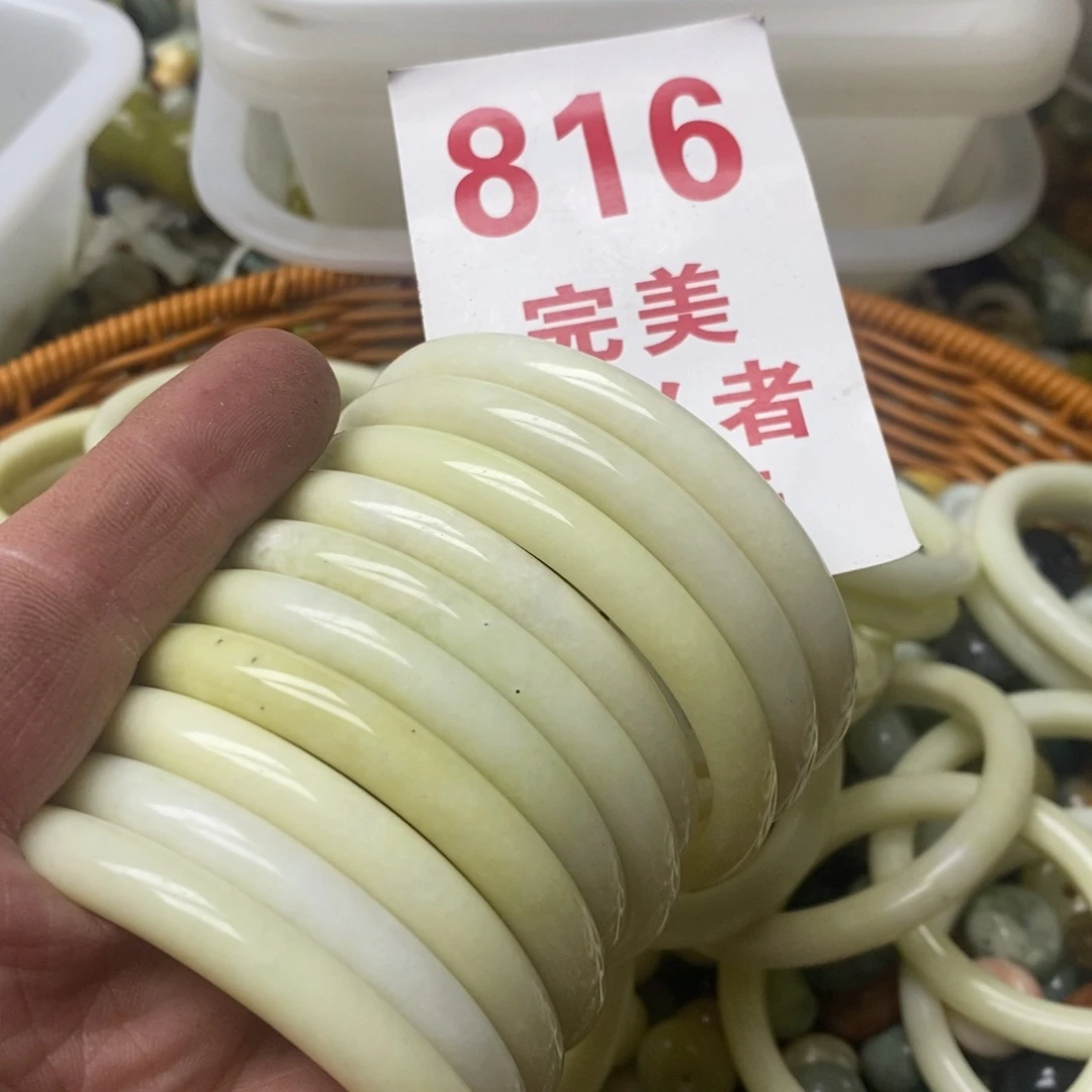 蛇纹石玉挂坠未镶嵌
