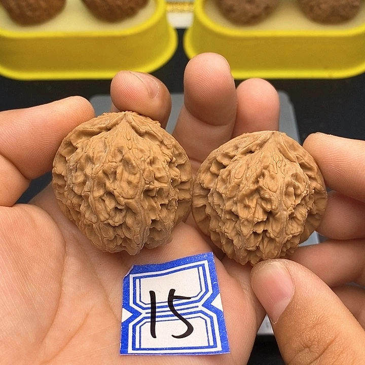 文玩核桃吊坠37白狮子