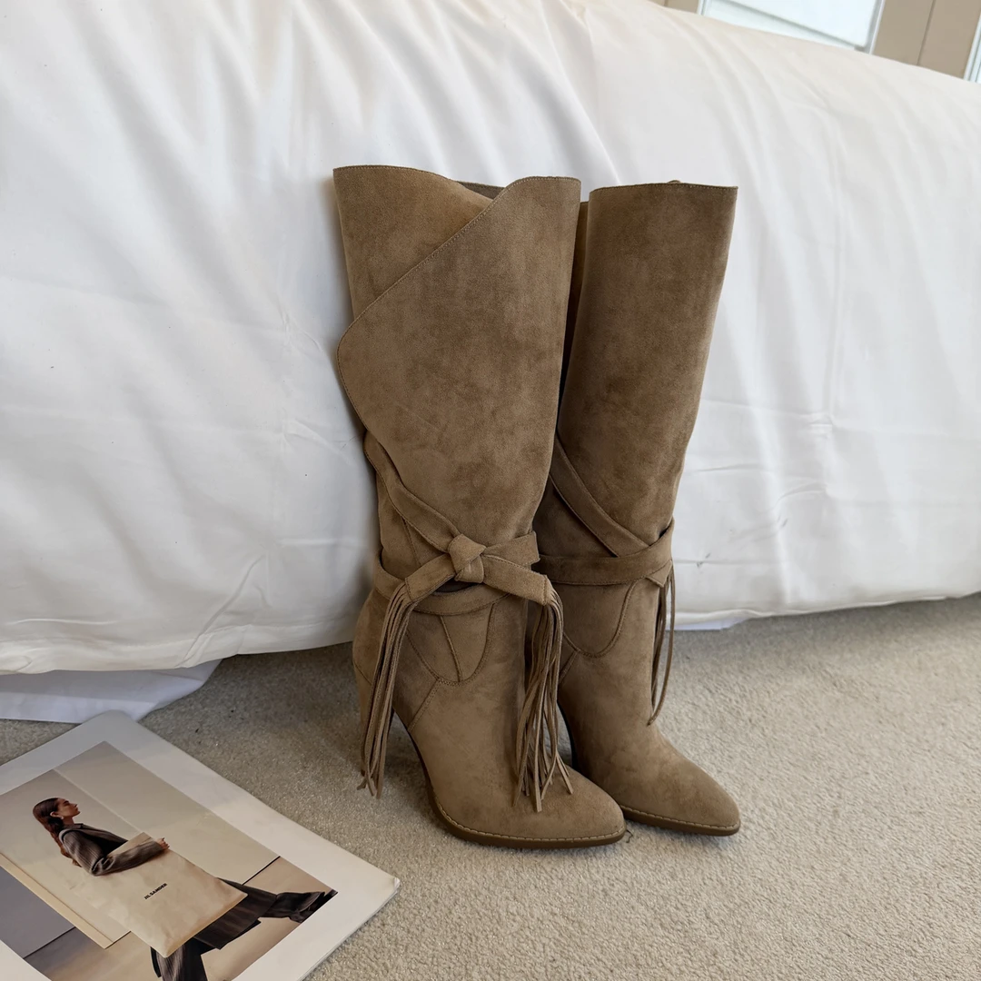 宋熙熙2025秋冬新款杏色绒面绑带流苏超高跟鞋尖头百搭不过膝长靴