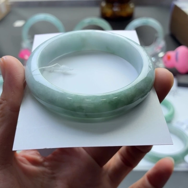 翡翠手镯未镶嵌翡翠手镯