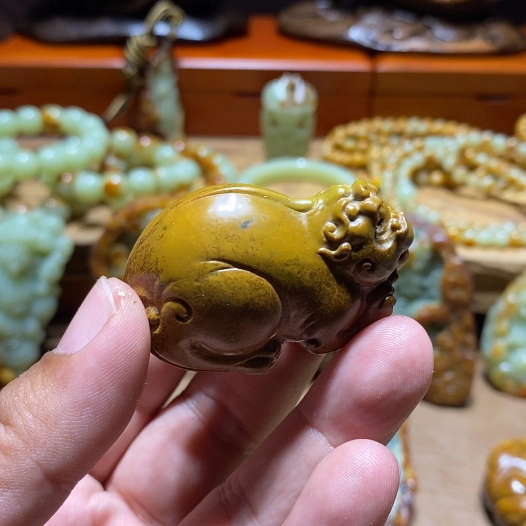顾***思未镶嵌岫岩河磨玉（透闪石质玉）珠宝奇石