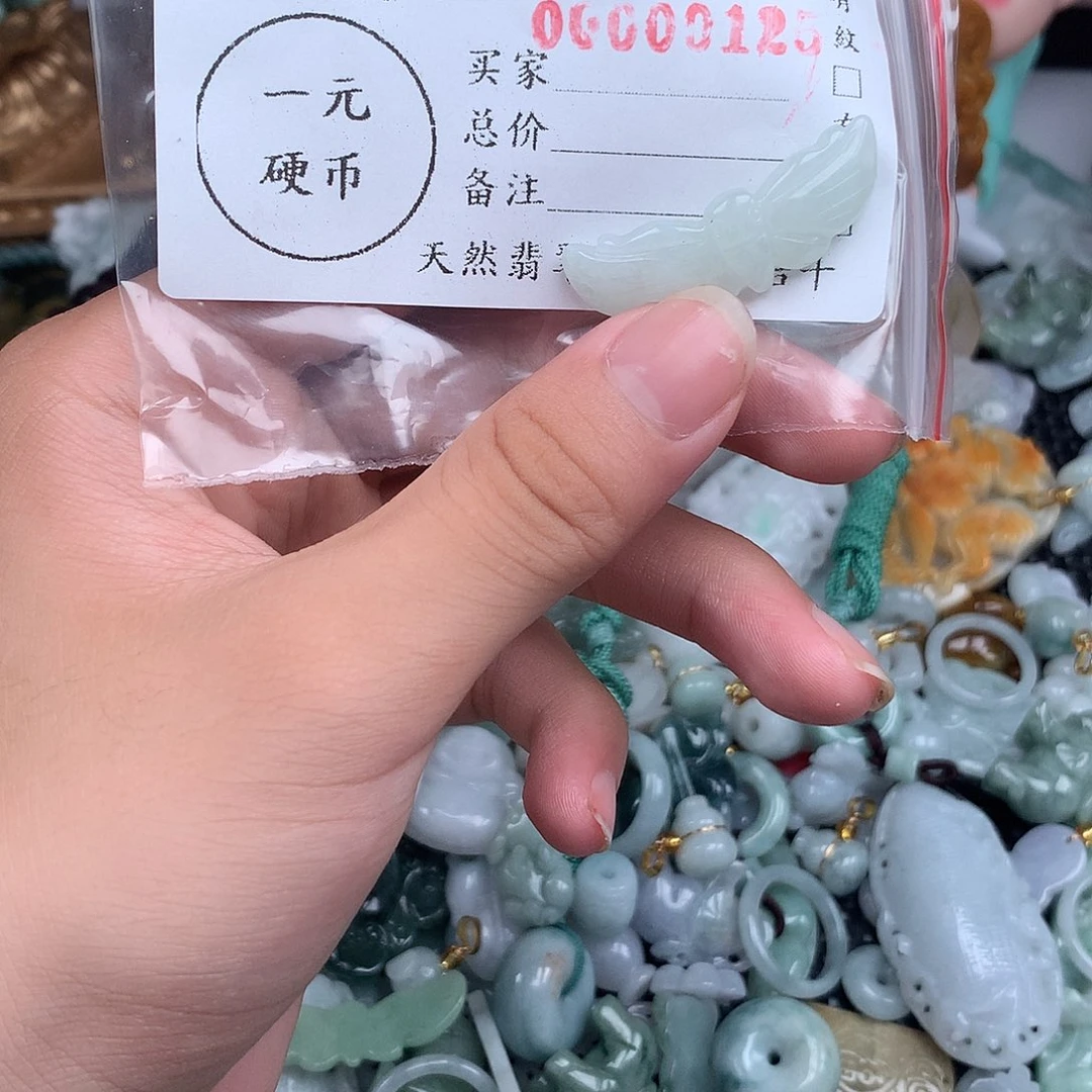 写***啊翡翠未镶嵌颈饰0125