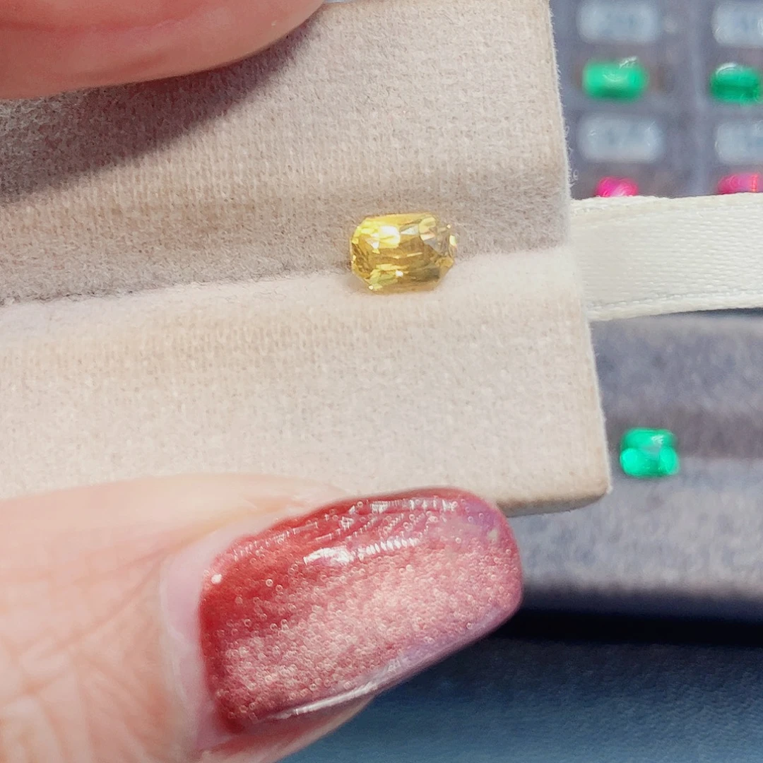 蓝宝石裸石金丝雀1.03克拉